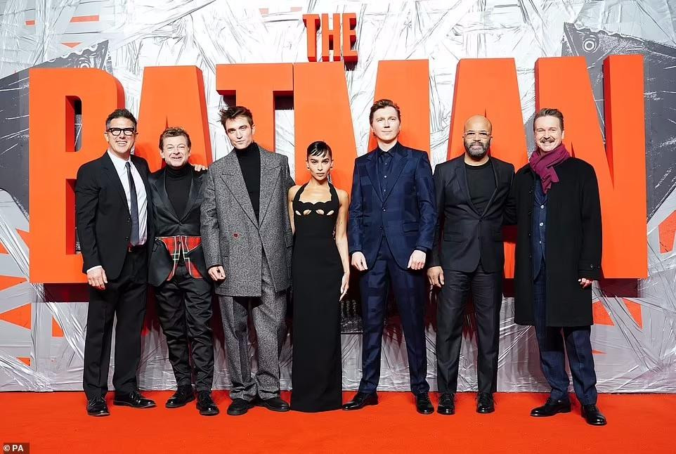 Dàn diễn viên của "The Batman". Được biết, phim sẽ đổ bộ các rạp chiếu phim toàn cầu từ ngày 4/3, với thời lượng 2 giờ 55 phút.