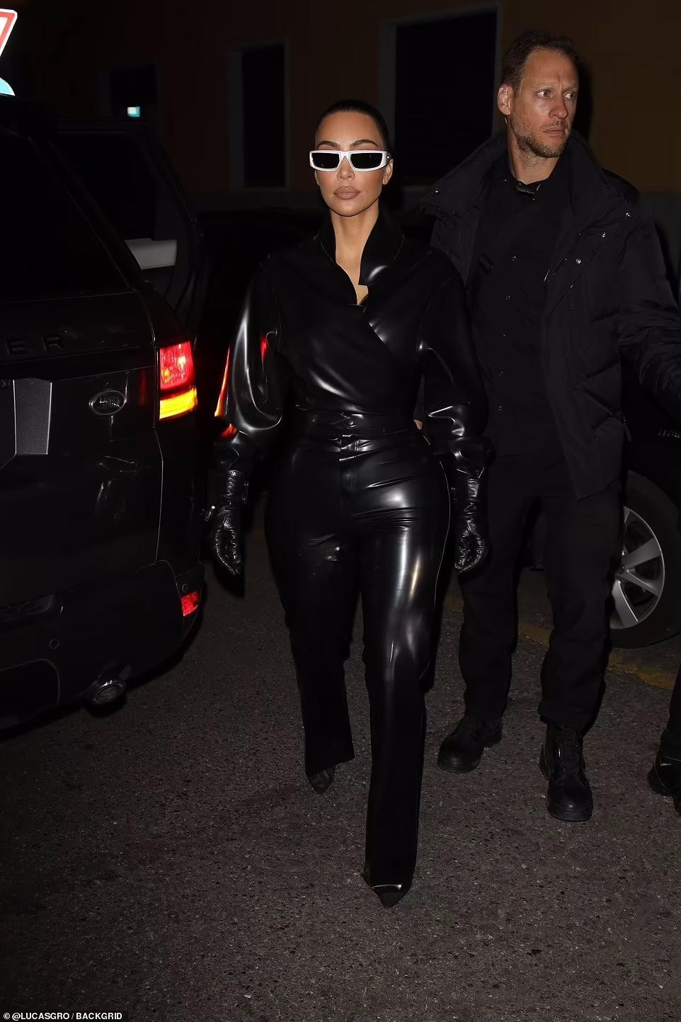 Trong album "Donda 2" mới ra mắt, Kanye đề cập đến cả Kim và bạn trai mới của cô, nam diễn viên hài Pete Davidson. Theo đó, Kanye tuyên bố sẽ đánh bại "tình địch", đồng thời khơi gợi những kỷ niệm xưa cũ với vợ cũ.