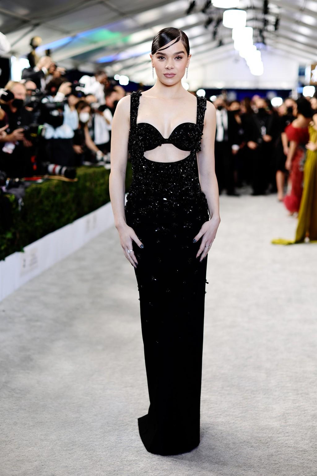 Hailee Steinfeld khoe được làn da trắng sáng trong đầm đen dài.