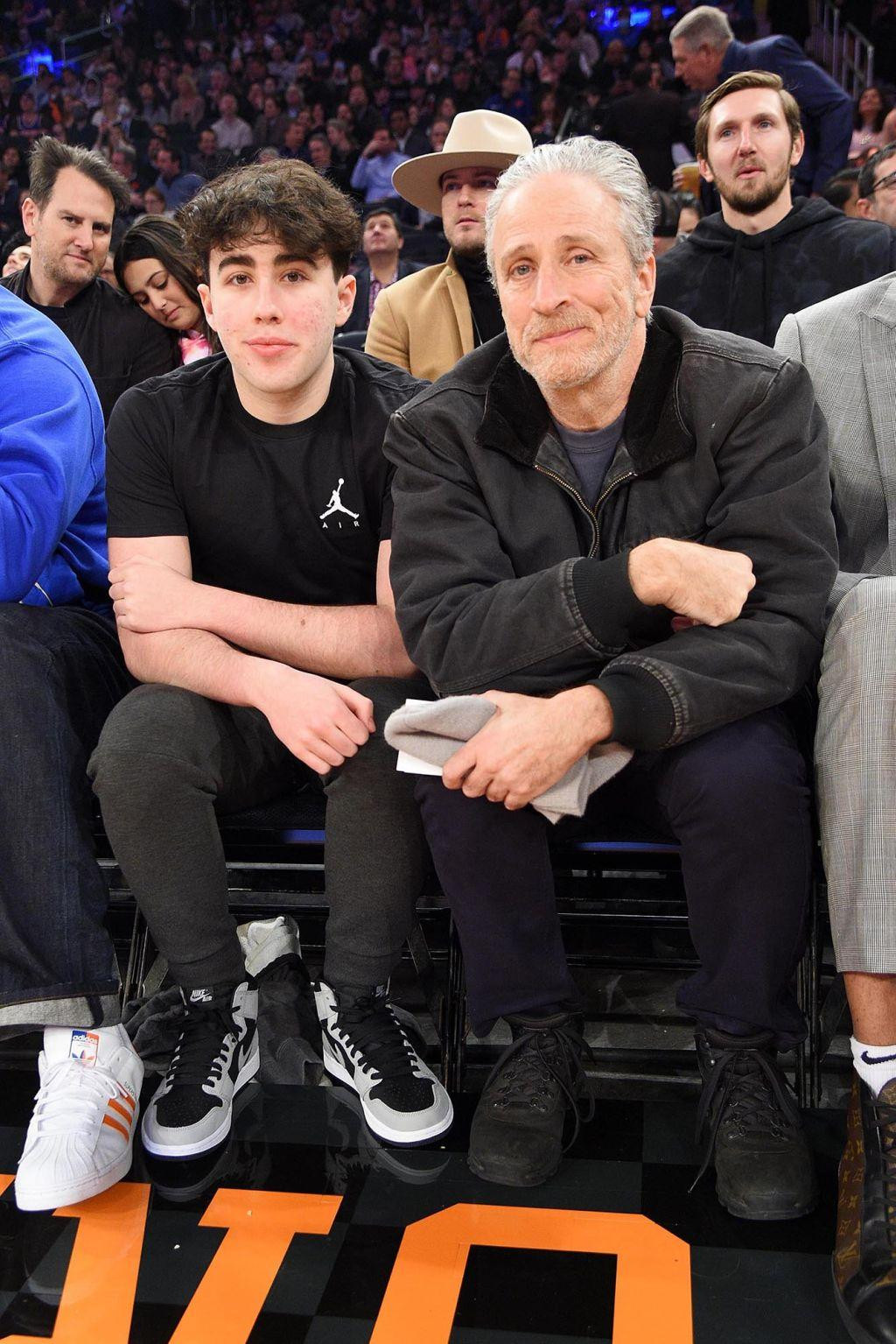 Diễn viên hài Jon Stewart (right) cùng con trai 17 tuổi Nathan đi xem đấu bóng rổ tại Madison Square Garden.