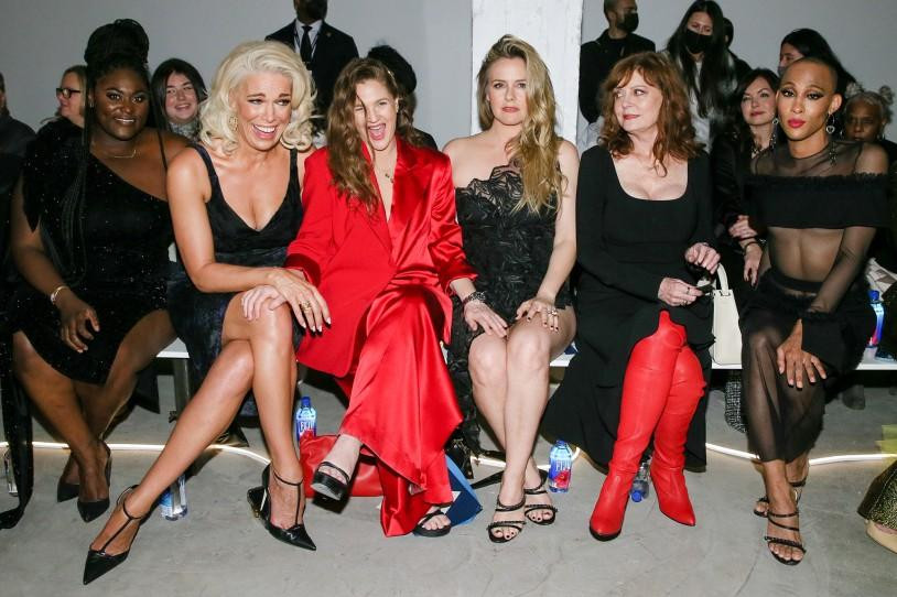 Hannah Waddingham, Drew Barrymore, Alicia Silverstone, Susan Sarandon và Mj Rodriguez (từ trái sang) nổi bật tại show thời trang của Christian Siriano.