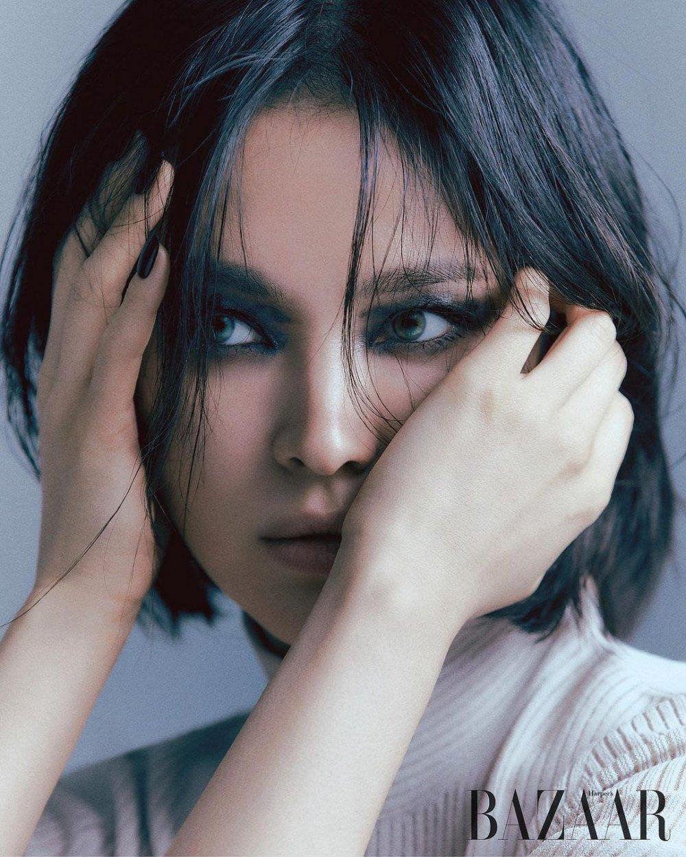 Kiểu trang điểm này giúp "nữ thần mặt mộc" xứ Hàn trông sắc sảo và lạnh lùng hơn.