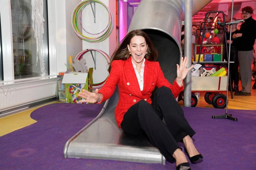 Công nương Kate dường như trở lại với tuổi thơ, mang tâm trạng vui thích chơi trò cầu trượt trong nhà.