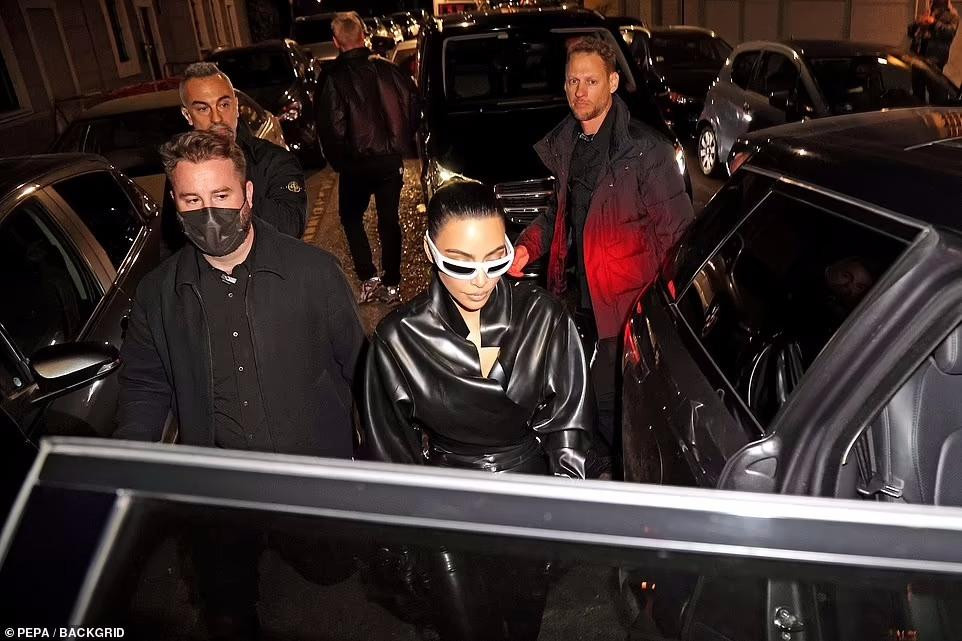 Tuy nhiên, mọi "chiêu trò" của Kanye West đều vô ích. Kim hủy theo dõi chồng cũ trên Instagram, còn yêu cầu anh ngừng gây rắc rối cho cô.