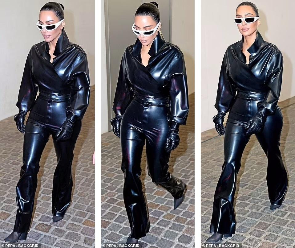 Bộ đồ da màu đen bó sát vào người giúp Kim tôn eo "con kiến" và "siêu vòng ba" trứ danh. Phối với "cây đen", Kim chọn mắt kính gọng trắng tạo điểm nhấn cho bộ trang phục.