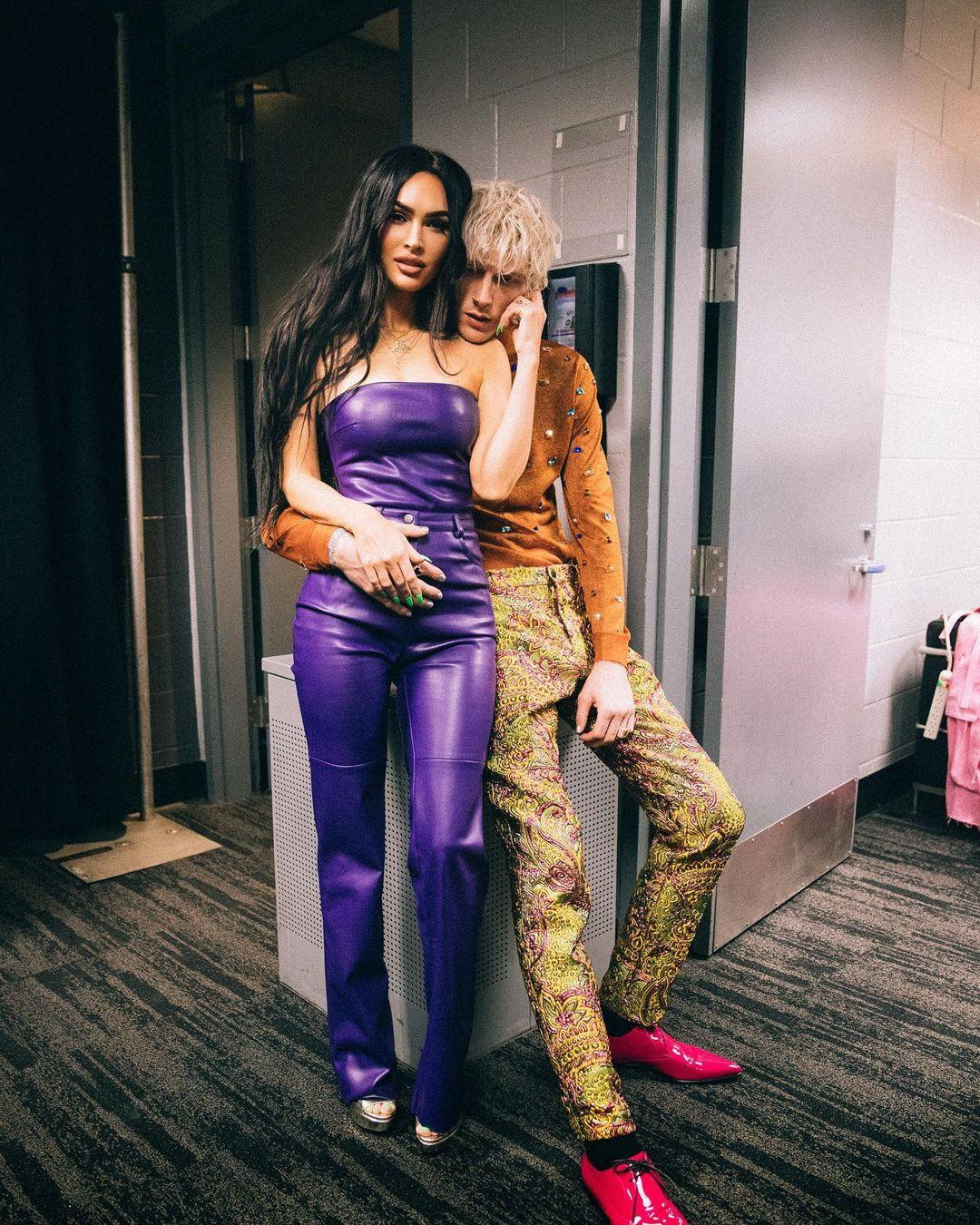 Megan Fox không thể ngừng mỉm cười khi ở trong vòng tay của vị hôn phu Machine Gun Kelly.