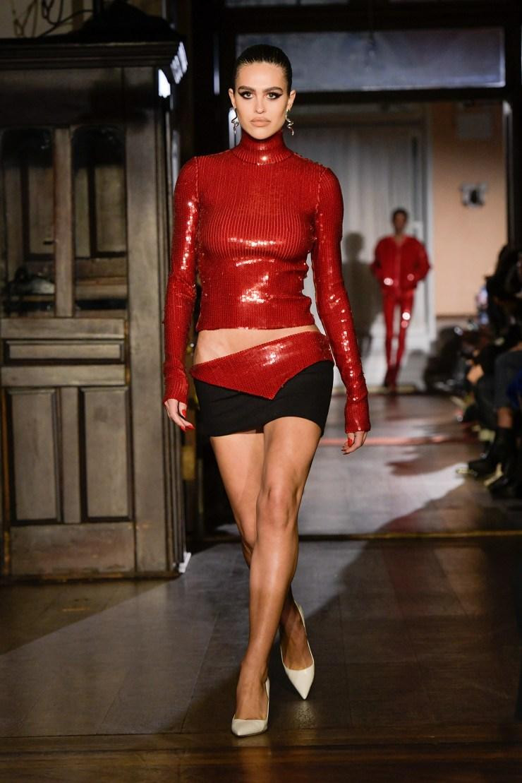 Delilah Hamlin "sắc lẹm" trong lúc trình diễn catwalk tại Tuần lễ thời trang New York.