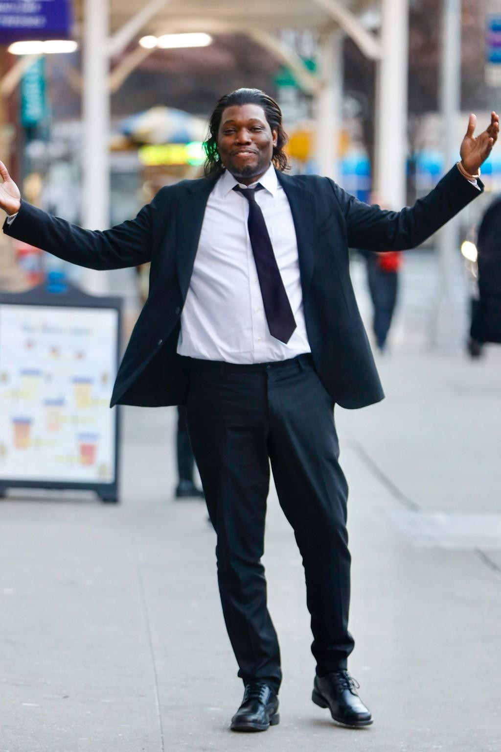 Nghệ sĩ hài Michael Che trông vui vẻ khi quay chương trình "That Dam Michael Che" ở thành phố New York.