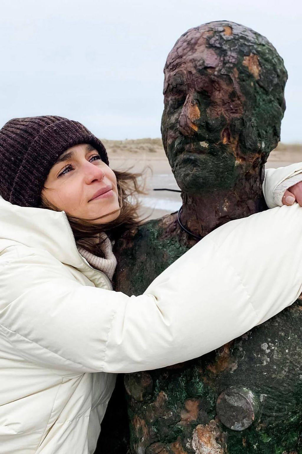 “Mẹ rồng” Emilia Clarke ôm tượng đá lạnh lẽo giữa lúc cả thế giới ngập tràn trong không khí Lễ Tình nhân.