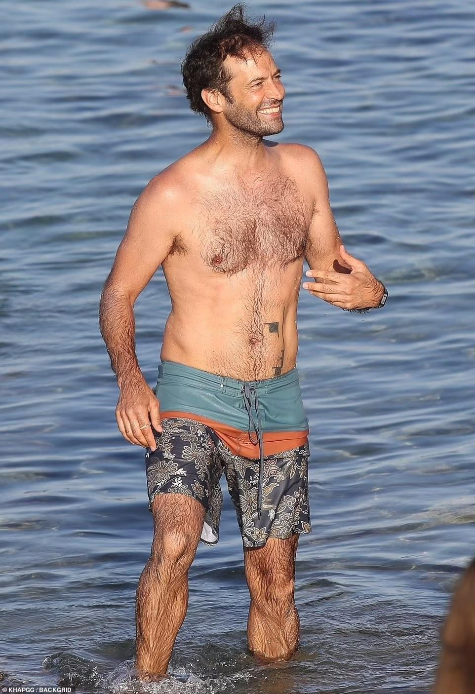 Đi tắm biển cùng Natalie có ông xã của cô, biên đạo múa người Pháp Benjamin Millepied.