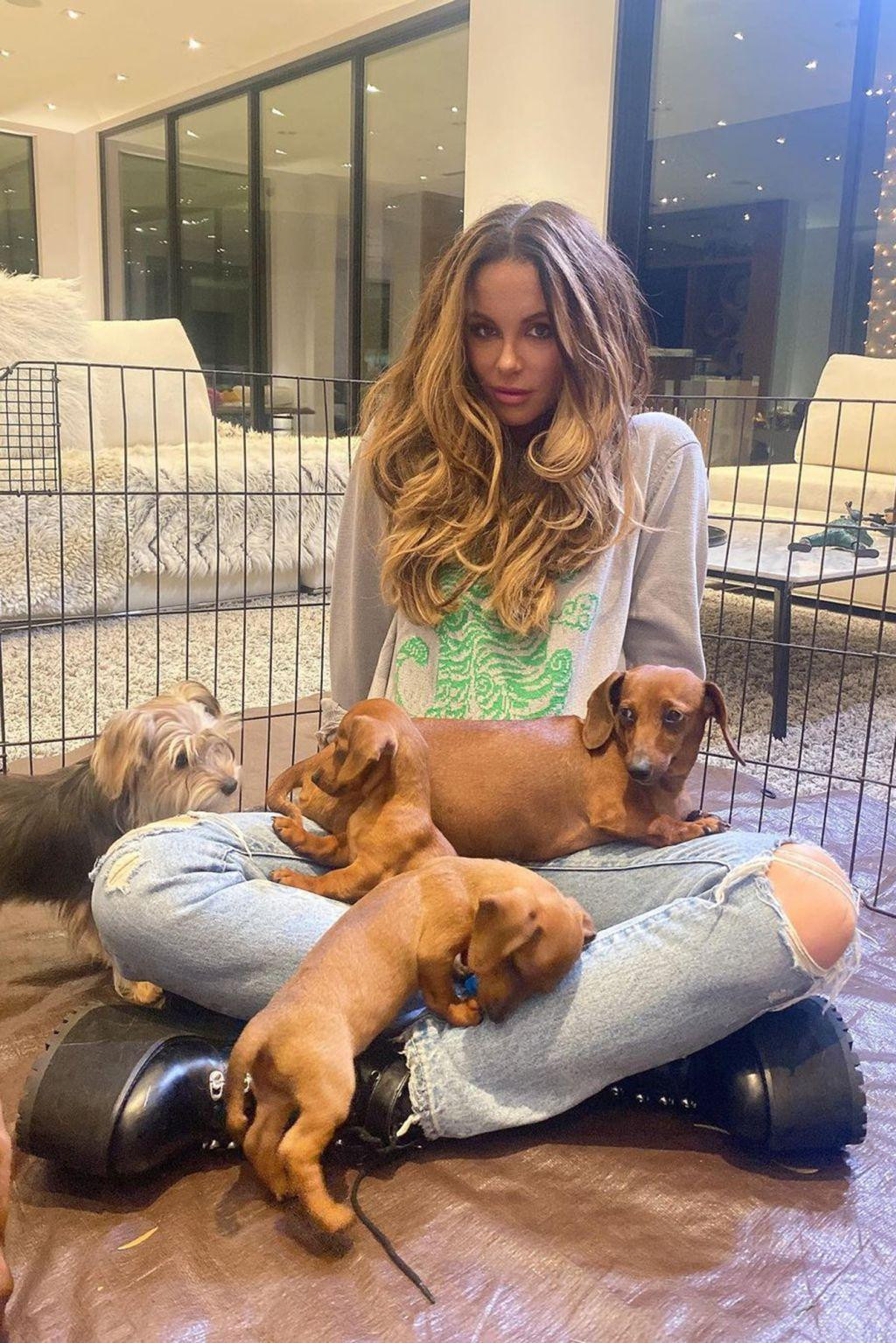 Nữ diễn viên Kate Beckinsale trông trẻ hơn rất nhiều so với tuổi 49.