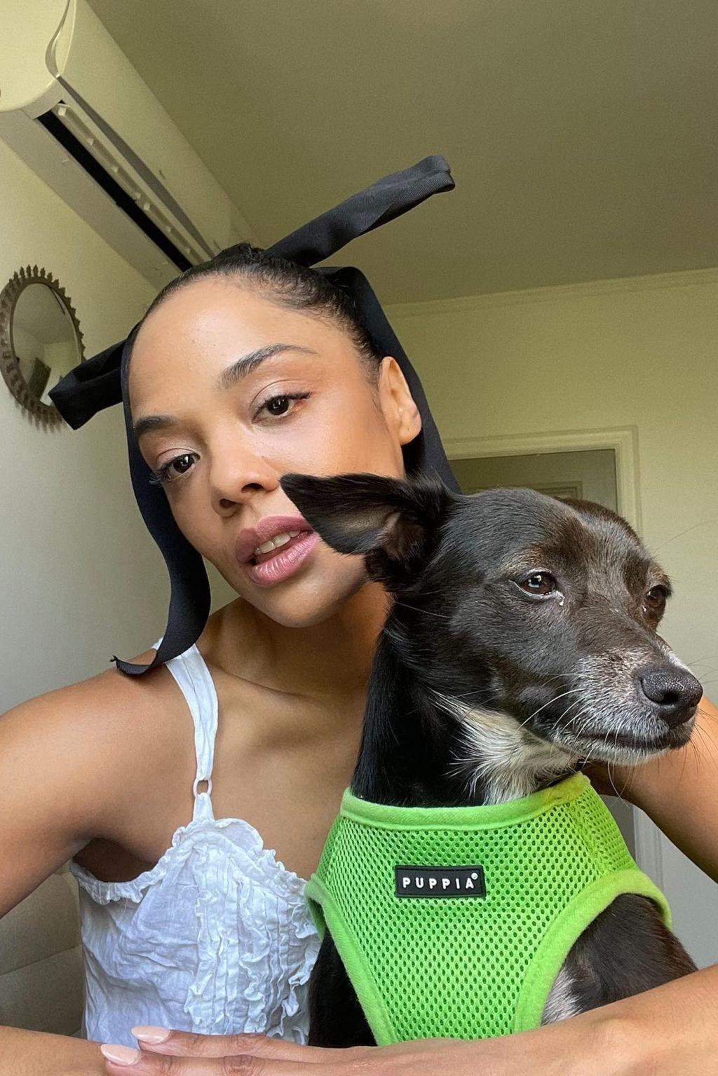 Tessa Thompson có thể là ngôi sao màn bạc, nhưng "con trai" Coltrane của cô ấy mới là tâm điểm chú ý trên Instagram của cô ấy.