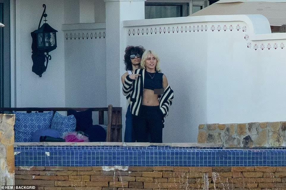 Bạn đồng hành của Miley trong kỳ nghỉ xuân là tình mới kém 6 tuổi Maxx Morando. Cánh săn ảnh cũng chụp được loạt khoảnh khắc "tình bể bình" của cặp đôi "chị - em" tại ban công khách sạn.