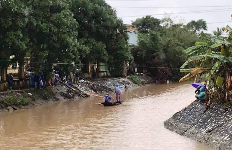 Cơ quan chức năng tìm kiếm nạn nhân dưới sông cầu Ngái. Ảnh: DT Cơ quan chức năng tìm kiếm nạn nhân dưới sông cầu Ngái. Ảnh: DT