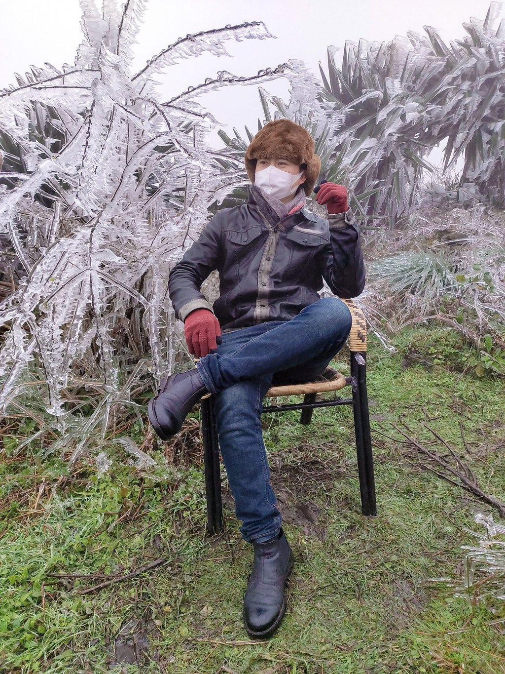 Lớp băng trong suốt phủ cây cối trên đỉnh Mẫu Sơn. Ảnh: Lý Quang Vinh.