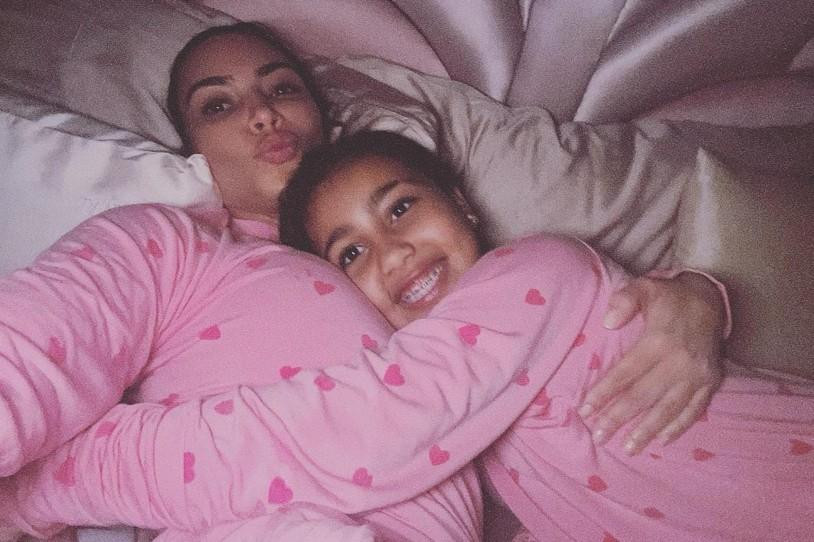 Kim Kardashian và con gái North West diện đồ đôi và trao nhau cái ôm ấp áp giữa ồn ào người đẹp 8x bị chồng cũ "quấy rối".