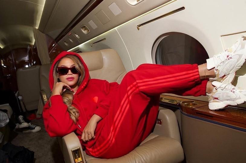 Beyoncé với phong cách thể thao năng động mà không kém thời trang thư giãn trên chuyên cơ riêng.