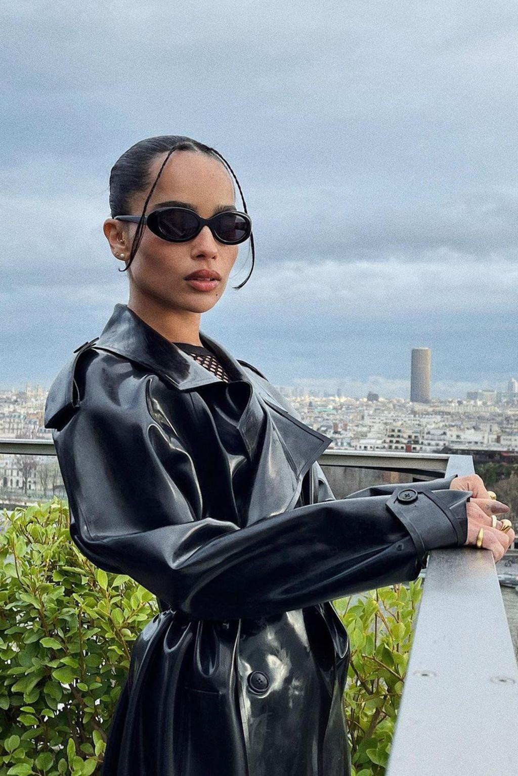 "Miêu nữ" Zoë Kravitz thời thượng và phong cách trong set đồ đen.