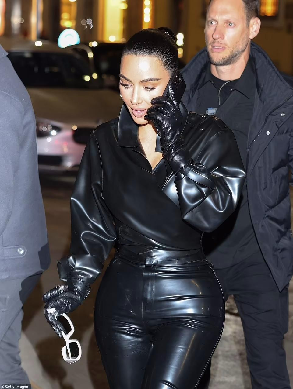 Trước đó, ông chủ Yezzy gửi một xe tải hoa hồng tặng Kim vào ngày Valentine. Anh cũng có vô số bài đăng cầu xin vợ cũ quay lại và "ném đá" Pete trên Instagram.