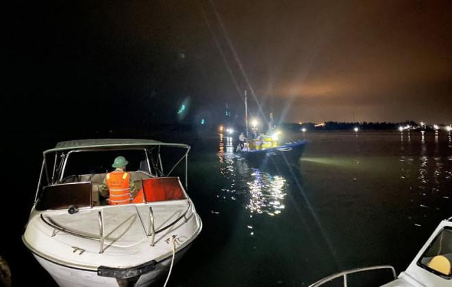 Lực lượng chức năng tìm kiếm nạn nhân mất tích trong vụ lật cano. Lực lượng chức năng tìm kiếm nạn nhân mất tích trong vụ lật cano.