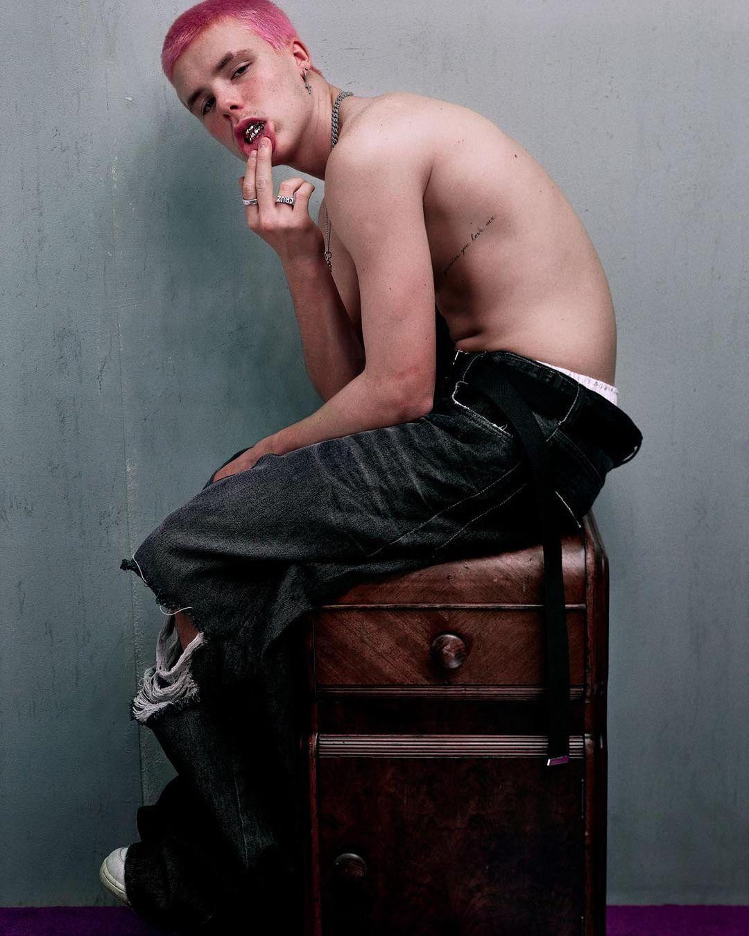 Cruz bị chê không có thành tích mà chỉ tập trung xây dựng hình ảnh dựa trên danh xưng "con trai của vợ chồng Beckham".