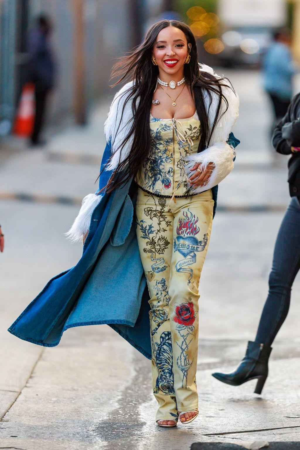 Ca sĩ Tinashe mặc bộ trang phục lấy cảm hứng từ nghệ thuật xăm hình hào hứng đến dự show "Jimmy Kimmel Live!".