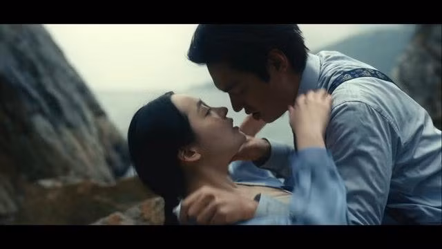 Hai người có cảnh "mây mưa" trên núi. Hai người có cảnh "mây mưa" trên núi.