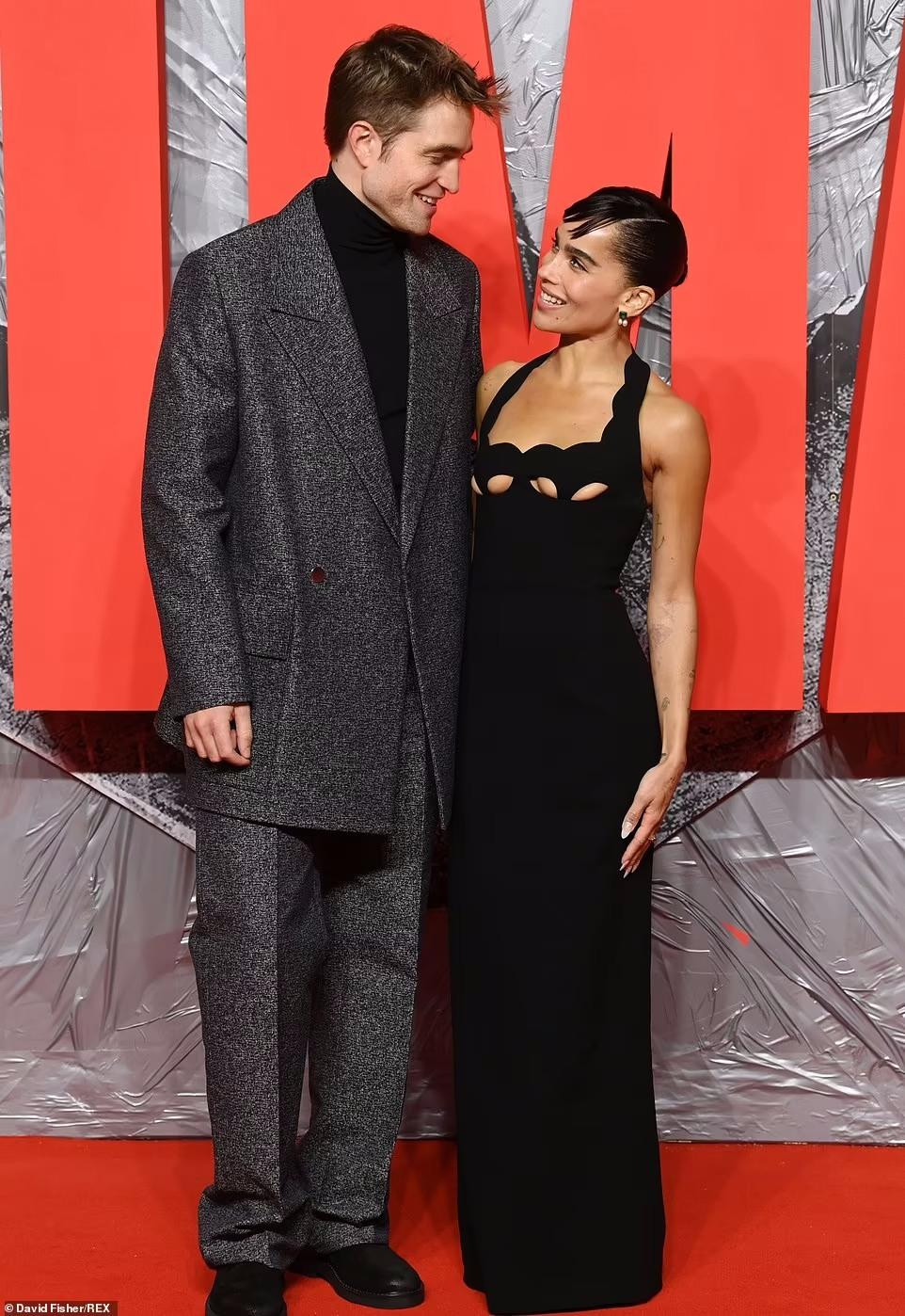 Cặp đôi tương tác ăn ý trước ống kính. Chênh lệch lớn về chiều cao càng khiến họ trông đẹp đôi. Được biết, Robert cao 1m85, còn Zoe chỉ khoảng 1m57.