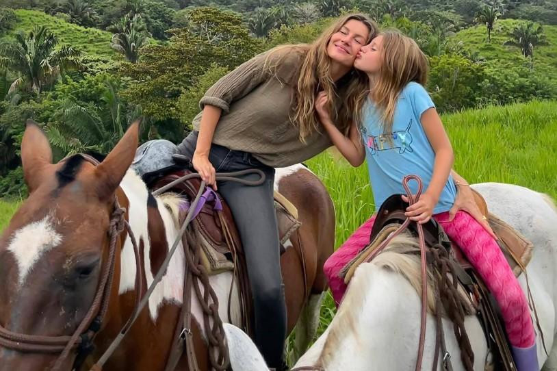 Siêu mẫu Gisele Bündchen và con gái 9 tuổi, Vivian, chia sẻ khoảnh khắc đặc biệt sau khi cưỡi ngựa trên núi.