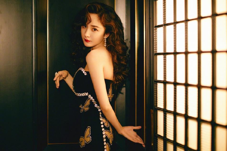 Đầu năm 2022, Dương Mịch trở lại màn ảnh nhỏ với bộ phim "Định luật tình yêu 80/20", đóng cặp với đàn em Hứa Khải.