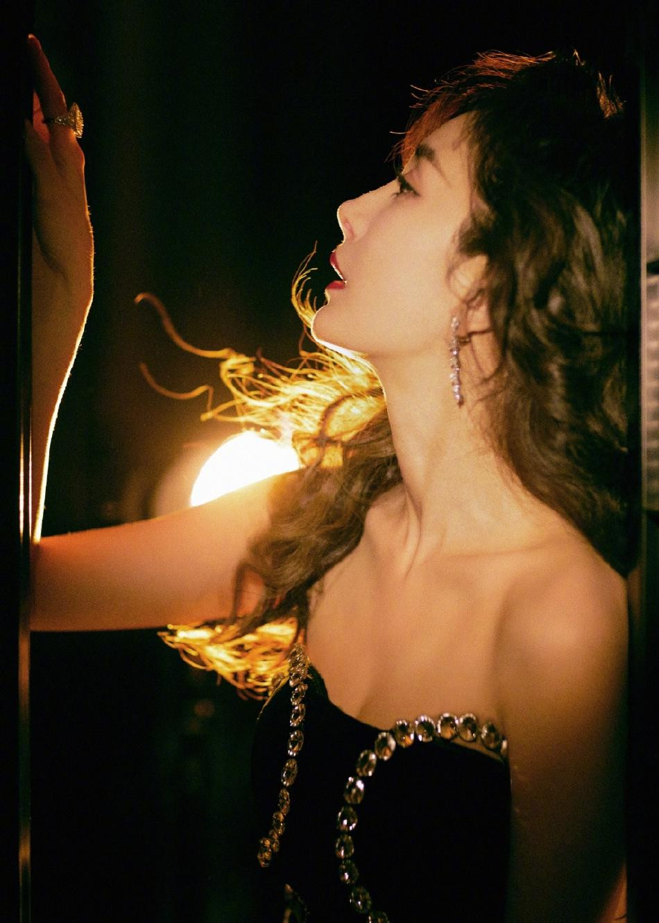 Tạo hình mới của Dương Mịch nhận được sự yêu thích từ đông đảo người hâm mộ. Nhiều người ca ngợi, nữ diễn viên sinh năm 1986 ngày càng khẳng định được vị thế của một trong những mỹ nhân Hoa ngữ đình đám nhất hiện nay, không chỉ xinh đẹp mà còn rất cuốn hút, rung động lòng người.