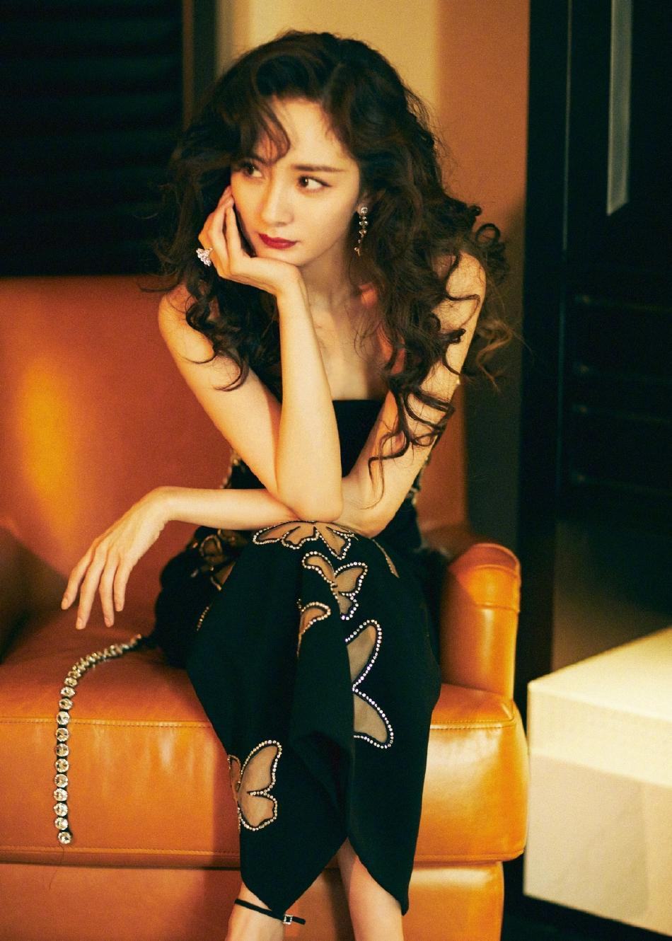 Ngày 27/2, văn phòng làm việc chia sẻ bộ ảnh mới của Dương Mịch theo phong cách retro cổ điển.