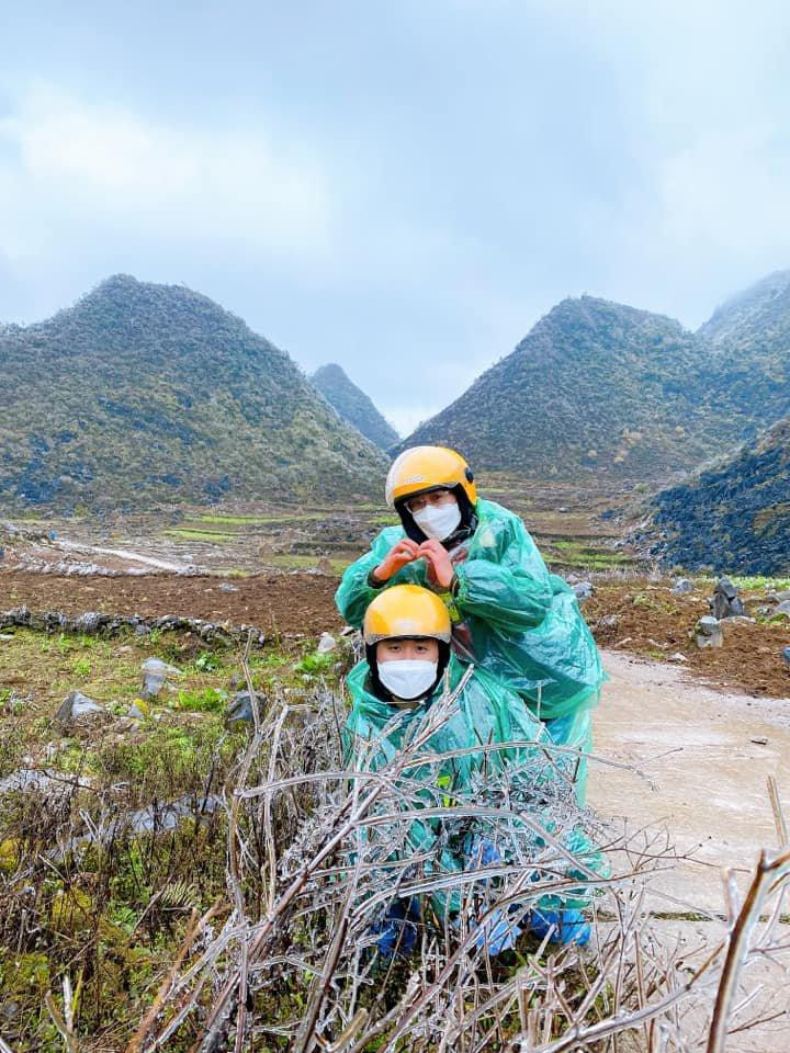 Nhóm khách dừng lại check-in với cây cối phủ băng bên đường. Ảnh: Đặng Luyến.