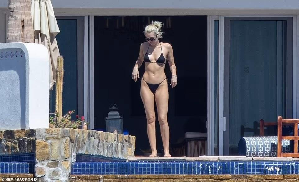 Daily Mail vừa tung loạt ảnh độc quyền về Miley Cyrus trong kỳ nghỉ ở Cabo San Lucas, Mexico.