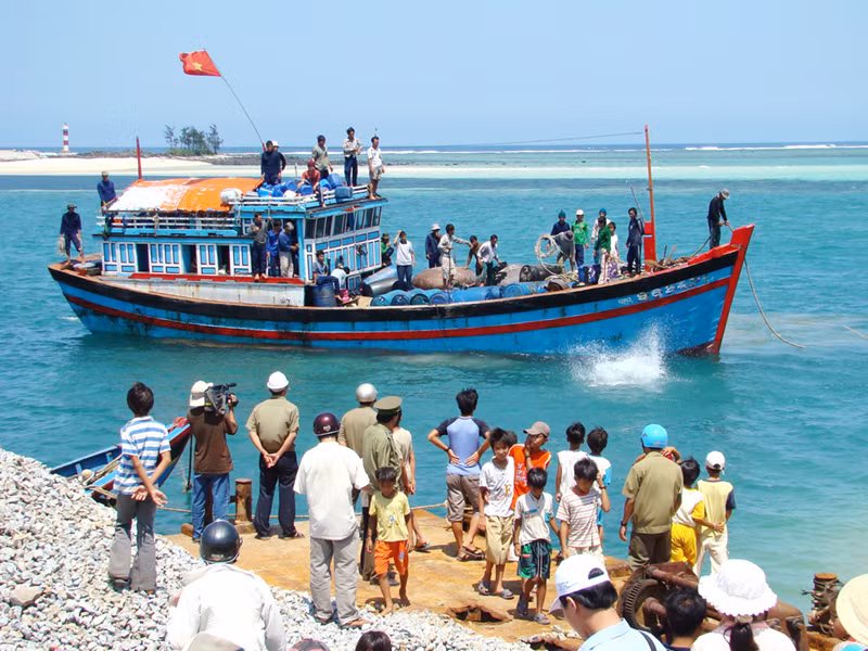 Tàu ông Lê Hải cứu nạn ngư dân Trung Quốc Ngô Thủ Lý đưa từ Hoàng Sa về đảo Lý Sơn trong cơn bão số 1 – 2008 