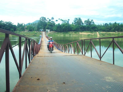 Cây cầu cần thiết cho việc đi lại của dân đang đứng trước nguy cơ phải dỡ bỏ . Cây cầu cần thiết cho việc đi lại của dân đang đứng trước nguy cơ phải dỡ bỏ