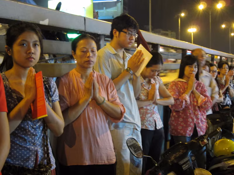 Nhiều em học sinh, sinh viên tỏ lòng thành ngàu vu lan