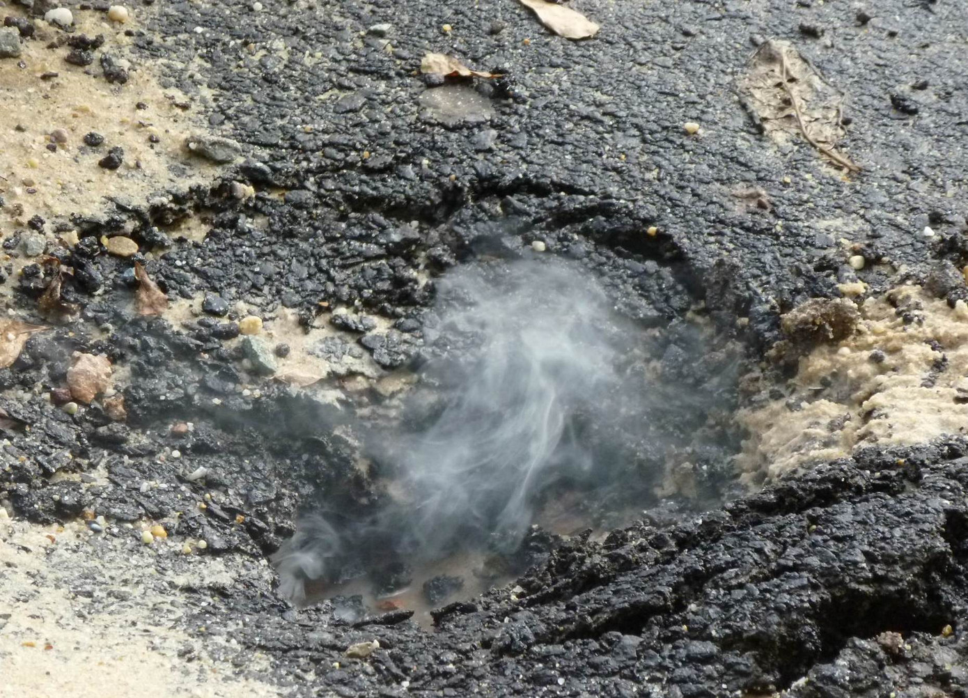 Hiện trường mặt đường phát nổ. Hiện trường mặt đường phát nổ