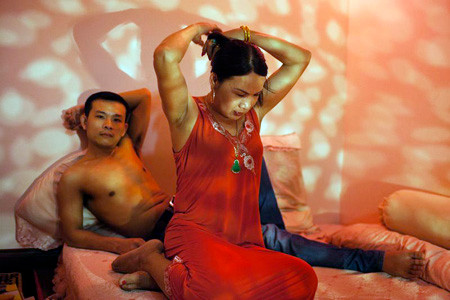 Một người sinh năm 1987, một người sinh năm 1964. Họ đã yêu và sống với nhau hơn 3 năm tại Hà Nội