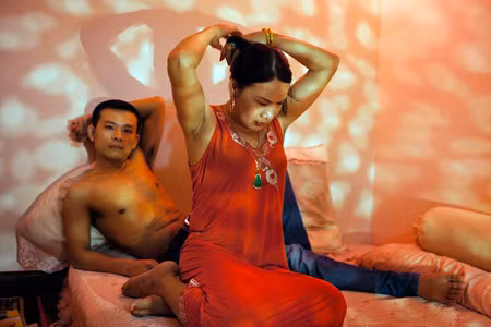 Một người sinh năm 1987, một người sinh năm 1964. Họ đã yêu và sống với nhau hơn 3 năm tại Hà Nội