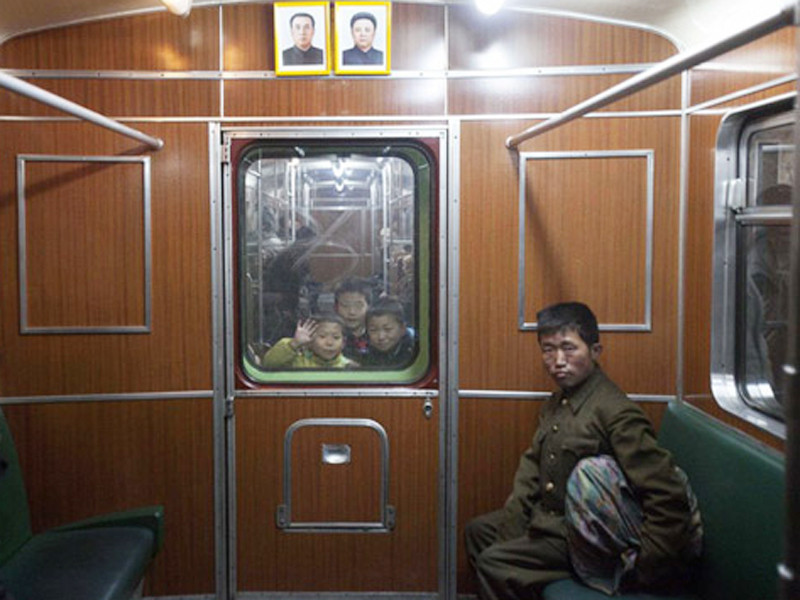 Trên một toa tàu điện ngầm