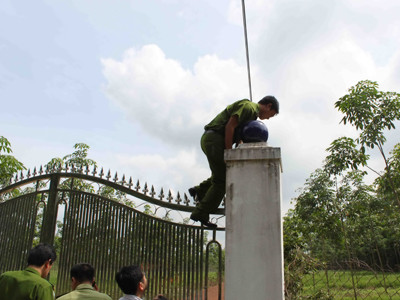 Trinh sát vượt rào yêu cầu chủ nhà mở cửa . Trinh sát vượt rào yêu cầu chủ nhà mở cửa