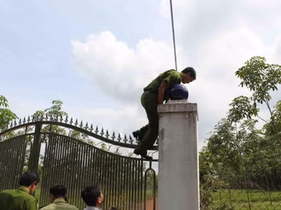 Trinh sát vượt rào yêu cầu chủ nhà mở cửa . Trinh sát vượt rào yêu cầu chủ nhà mở cửa