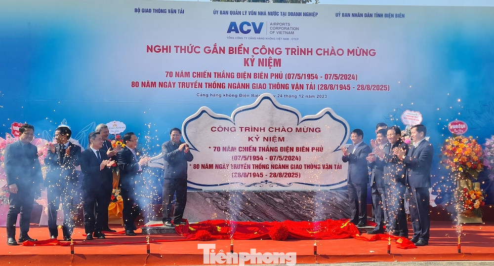 Gắn biển công trình chào mừng 70 năm chiến thắng Điện Biên Phủ cho dự án mở rộng sân bay Điện Biên.