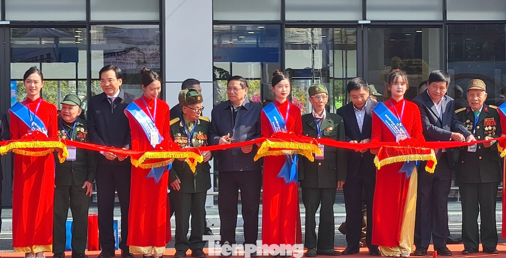 Thủ tướng Phạm Minh Chính cùng lãnh đạo các bộ ngành, địa phương cắt băng khánh thành sân bay Điện Biên.