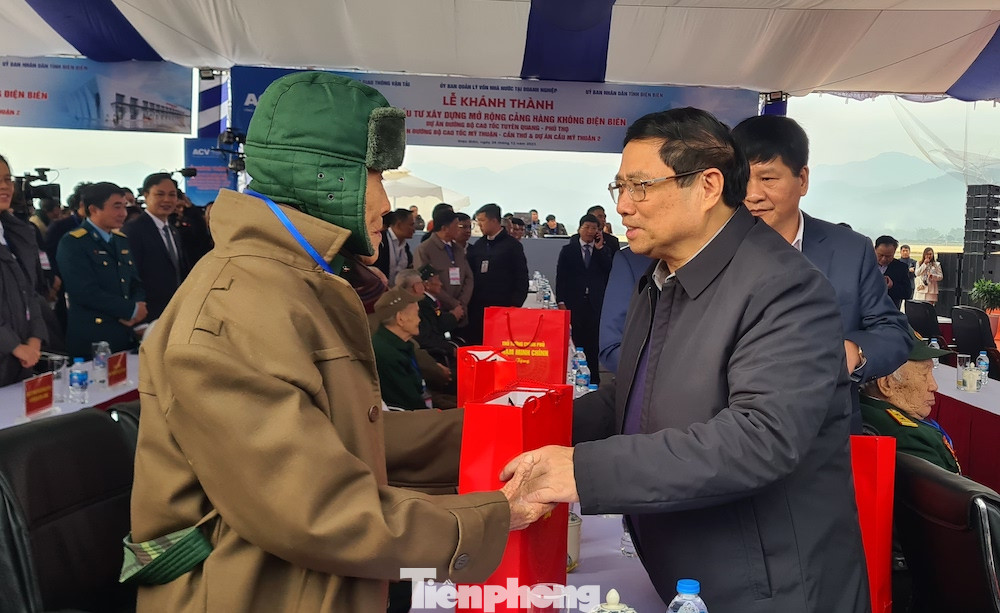 Thủ tướng Phạm Minh Chính tặng quà cho 20 chiến sĩ từng tham gia chiến thắng Điện Biên Phủ 70 năm trước.