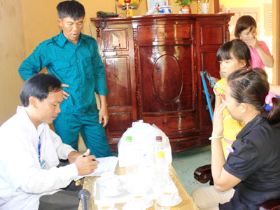 Y bác sĩ Trường Sa thăm khám định kỳ cho các hộ dân trên đảo