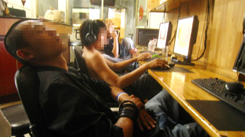 Một game thủ... chịu hết xiết, tranh thủ chợp mắt ở tiệm net C lúc 2g sáng - Ảnh: Bình Thanh. Một game thủ... chịu hết xiết, tranh thủ chợp mắt ở tiệm net C lúc 2g sáng - Ảnh: Bình Thanh