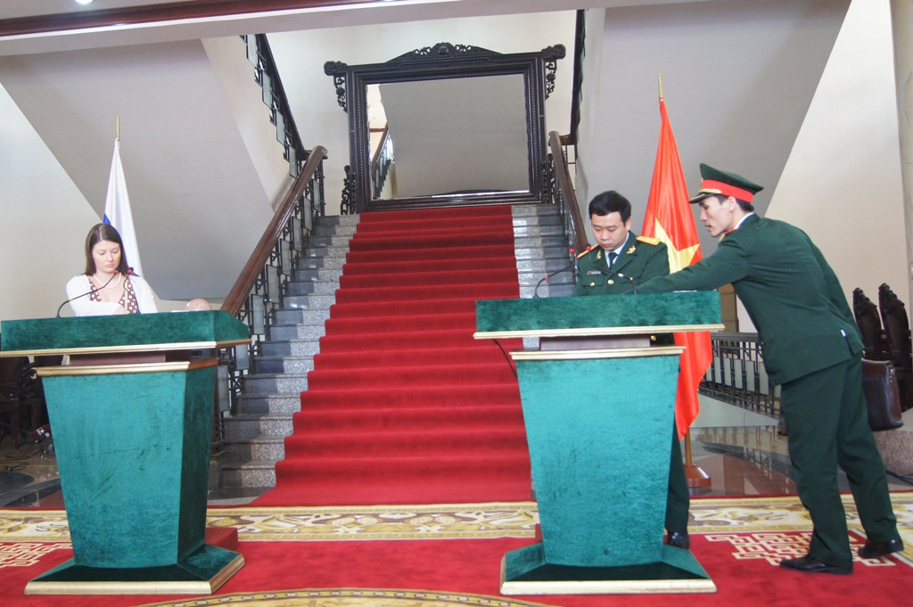 Sỹ quan hai nước đang chuẩn bị bục phát biểu cho hai Bộ trưởng Quốc phòng tại cuộc họp báo nhanh sau hội đàm