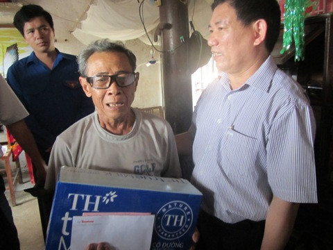 Lãnh đạo tỉnh Nghệ An trao quà của báo Tiền phong và TH True Milk cho người dân xã Quỳnh Vinh